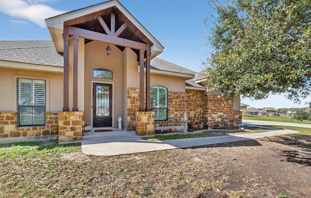 4-bedroom rental at 121 Abrego Mount in Floresville, TX — photo 5