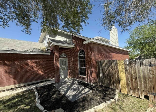 3-bedroom rental at 12122 Clubhouse in San Antonio, TX — photo 2