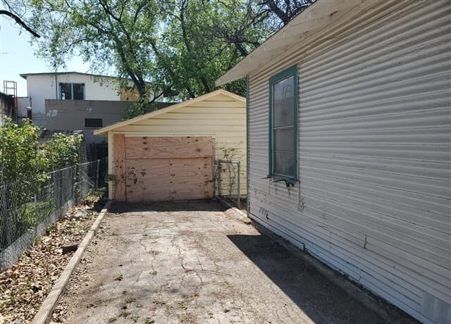 4-bedroom rental at 114 Thompson Place in San Antonio, TX — photo 3