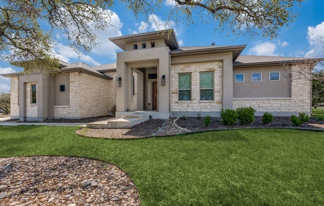 4-bedroom rental at 230 Sabella in Spring Branch, TX — photo 3