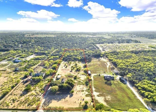 3-bedroom rental at 386 County Road 763 in Devine, TX — photo 1