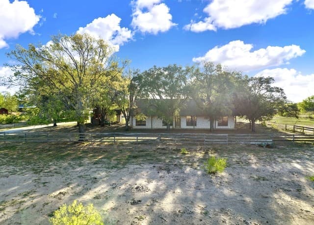 3-bedroom rental at 386 County Road 763 in Devine, TX — photo 3