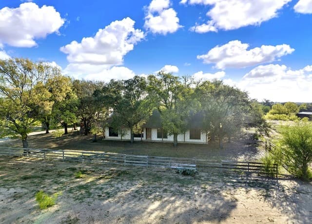 3-bedroom rental at 386 County Road 763 in Devine, TX — photo 4