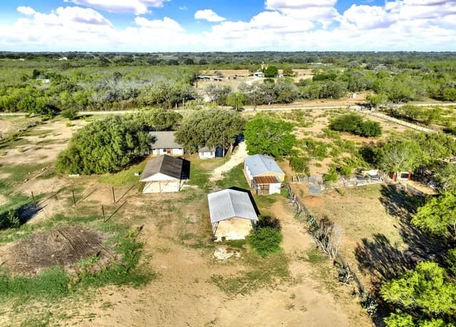 3-bedroom rental at 386 County Road 763 in Devine, TX — photo 5
