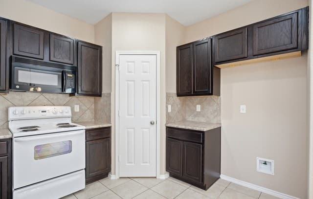 3-bedroom rental at 6022 Julians in San Antonio, TX — photo 3