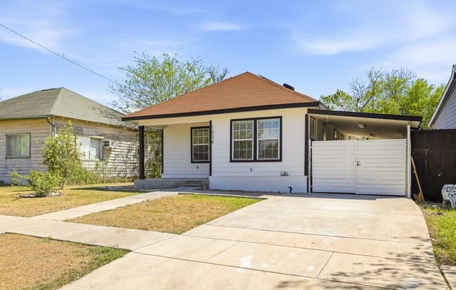 3-bedroom rental at 1026 W Lynwood in San Antonio, TX — photo 2