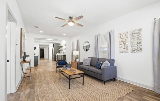3-bedroom rental at 1026 W Lynwood in San Antonio, TX — photo 3