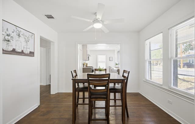 3-bedroom rental at 208 Frost in San Antonio, TX — photo 4