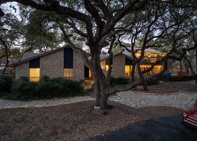 4-bedroom rental at 9325 Bluebell in Garden Ridge, TX — photo 3