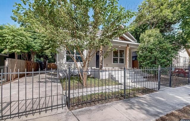 3-bedroom rental at 305 N Spruce in San Antonio, TX — photo 1