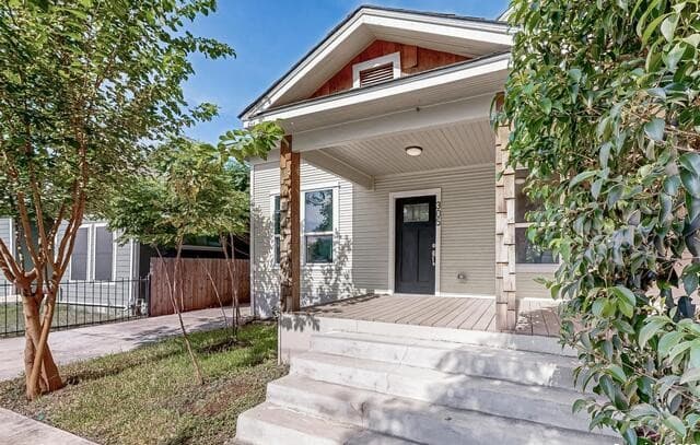 3-bedroom rental at 305 N Spruce in San Antonio, TX — photo 4