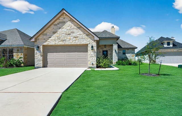 2-bedroom rental at 123 John T Court in Castroville, TX — photo 3