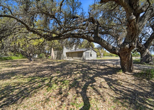 4-bedroom rental at 300 Avenue M in Hondo, TX — photo 3