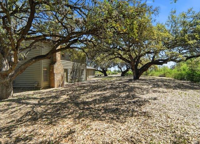 4-bedroom rental at 300 Avenue M in Hondo, TX — photo 5