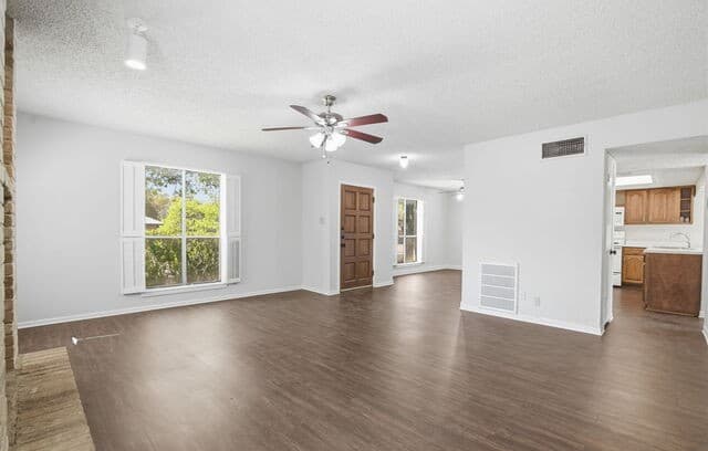 3-bedroom rental at 2703 Red Tree in San Antonio, TX — photo 5