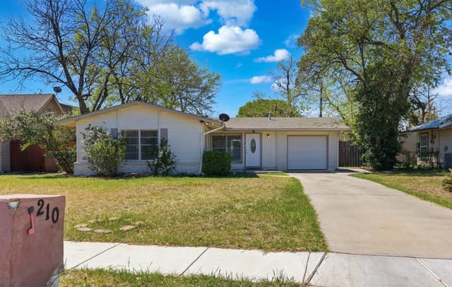 3-bedroom rental at 210 N Guilford Dr in San Antonio, TX — photo 2