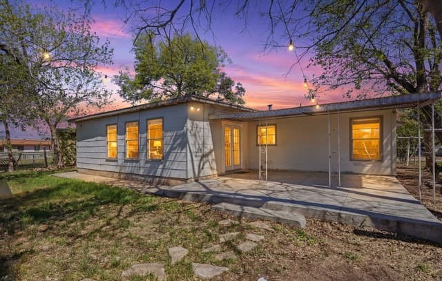 3-bedroom rental at 210 N Guilford Dr in San Antonio, TX — photo 4