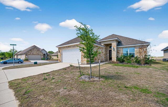 3-bedroom rental at 111 John T Court in Castroville, TX — photo 3
