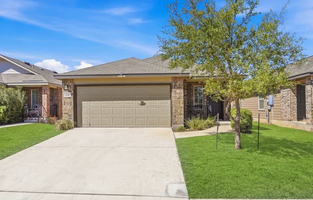 3-bedroom rental at 216 E Middle Green Loop in Floresville, TX — photo 2