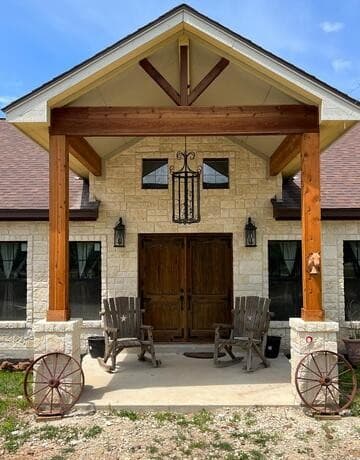 3-bedroom rental at 745 County Road 2645 in Moore, TX — photo 2