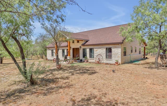 3-bedroom rental at 745 County Road 2645 in Moore, TX — photo 3