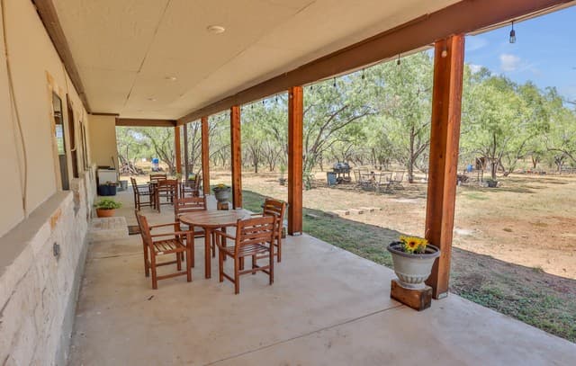 3-bedroom rental at 745 County Road 2645 in Moore, TX — photo 5