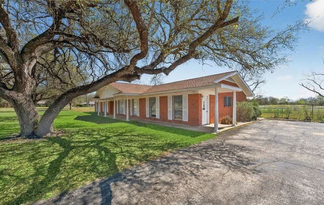 3-bedroom rental at 514 Hospital in Floresville, TX — photo 2