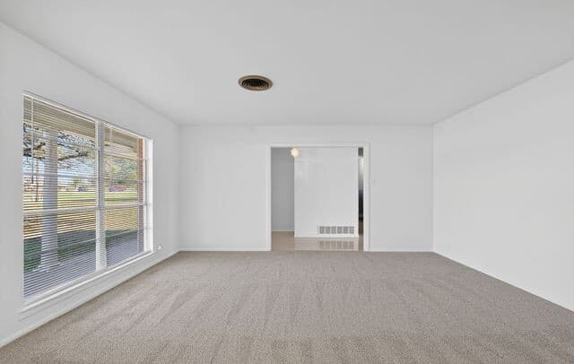 3-bedroom rental at 514 Hospital in Floresville, TX — photo 5