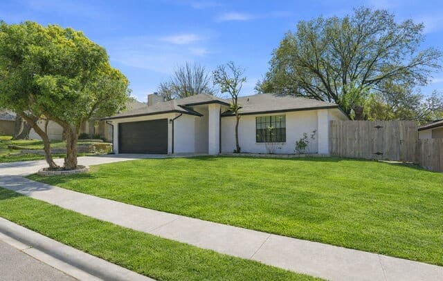 3-bedroom rental at 6046 John Chapman in San Antonio, TX — photo 2