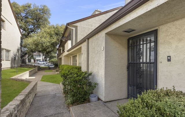 3-bedroom rental at 7123 Thrush View Unit 8 in San Antonio, TX — photo 1