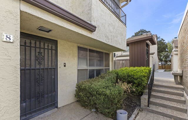 3-bedroom rental at 7123 Thrush View Unit 8 in San Antonio, TX — photo 2