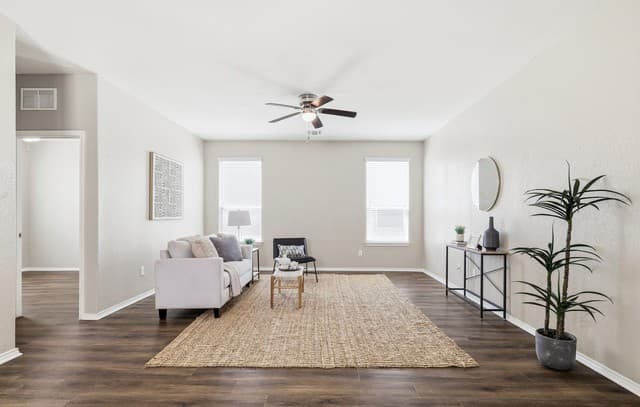 4-bedroom rental at 474 Walnut Crest in Selma, TX — photo 5