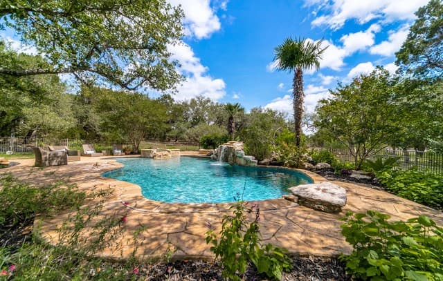 5-bedroom rental at 107 Riverwalk in Boerne, TX — photo 4