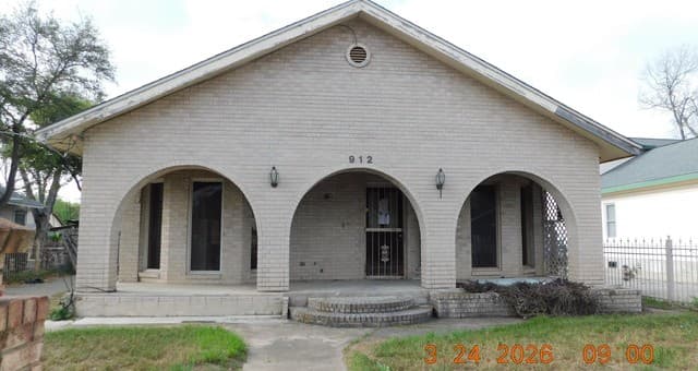 2-bedroom rental at 912 W Theo Ave in San Antonio, TX — photo 1