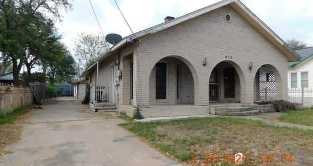 2-bedroom rental at 912 W Theo Ave in San Antonio, TX — photo 2