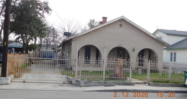 2-bedroom rental at 912 W Theo Ave in San Antonio, TX — photo 3