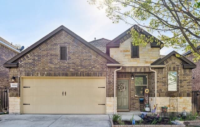 4-bedroom rental at 8814 White Crown in San Antonio, TX — photo 2