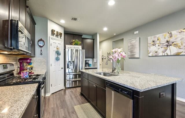 4-bedroom rental at 8814 White Crown in San Antonio, TX — photo 5