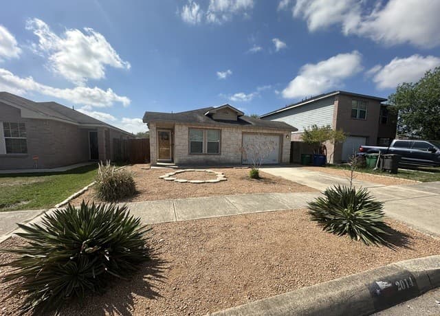 3-bedroom rental at 2014 Mission Eagle in San Antonio, TX — photo 3