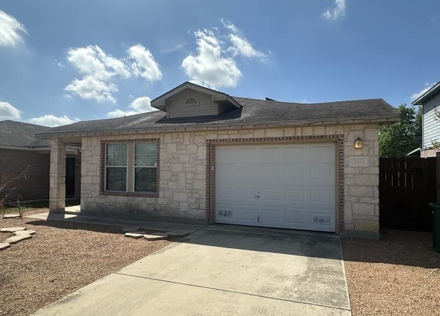 3-bedroom rental at 2014 Mission Eagle in San Antonio, TX — photo 5