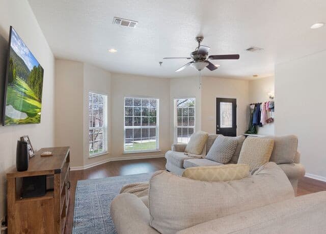 3-bedroom rental at 11917 Flame Tree Cove in San Antonio, TX — photo 5