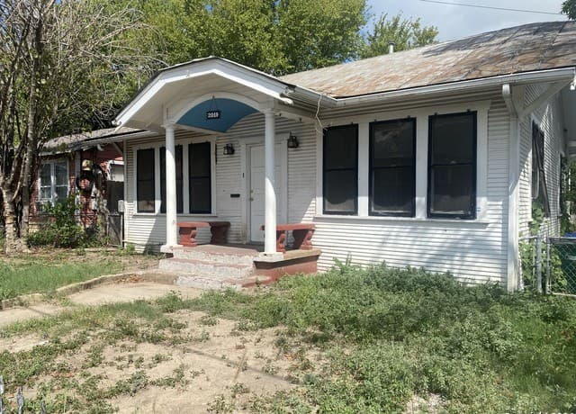 rental at 2019 Martin Luther King in San Antonio, TX — photo 1