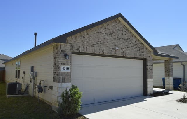 3-bedroom rental at 4340 Lake Ritter in St Hedwig, TX — photo 2