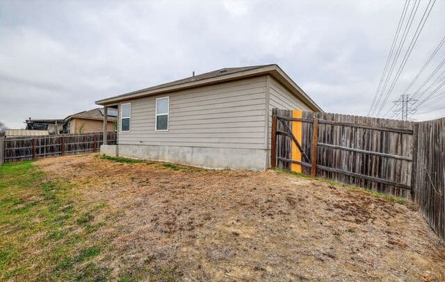 3-bedroom rental at 7126 Texas Ridge in San Antonio, TX — photo 3