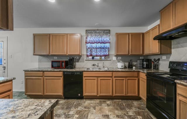 3-bedroom rental at 7006 Pescala Ridge in San Antonio, TX — photo 4