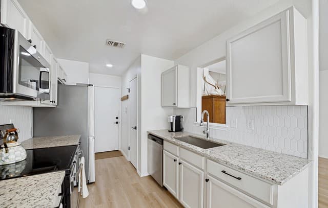 3-bedroom rental at 6073 Bantry Bay in San Antonio, TX — photo 4