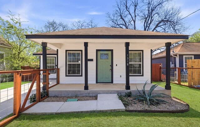 3-bedroom rental at 1318 Dawson in San Antonio, TX — photo 1