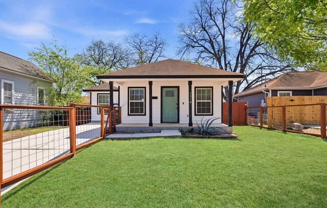 3-bedroom rental at 1318 Dawson in San Antonio, TX — photo 2