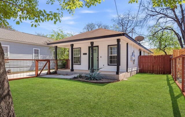 3-bedroom rental at 1318 Dawson in San Antonio, TX — photo 3