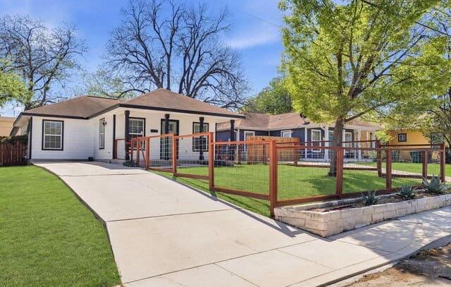 3-bedroom rental at 1318 Dawson in San Antonio, TX — photo 4